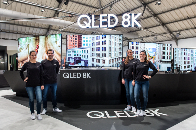 삼성전자가 13일부터 전 세계 주요 거래선과 미디어 3,000여명을 대상으로 ‘삼성포럼 2019’를 개최한 가운데 모델들이 ‘QLED 8K 사이니지’를 소개하고 있다. /사진제공=삼성전자