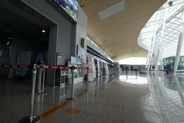 지난 2017년 8월, 여름 휴가철임에도 여행객 1명 없이 한산한 전남 무안국제공항 청사 2층의 모습.    /연합뉴스