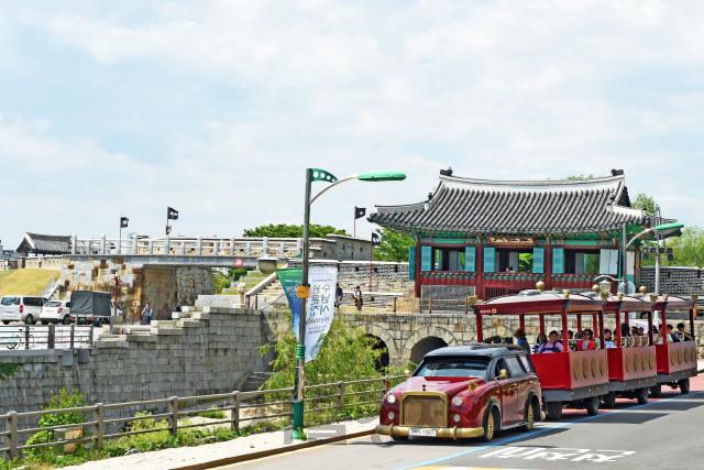 수원시는 미세먼지 경보 발령되면 화성어차 등을 운행을 중지한다. 사진제공=수원시