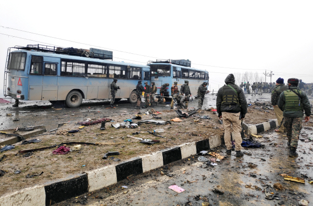 인도령 카슈미르서 차량 자살폭탄 테러…최소 36명 사망