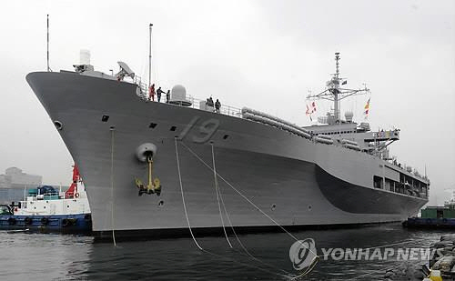 미 해군 7함대 지휘함인 블루릿지함(1만9,600t)이 15일 부산 해군작전기지에 입항한다고 해군이 밝혔다. 사진은 미 해군 7함대 지휘함인 블루릿지함/연합뉴스