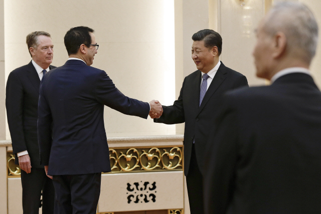 시진핑(오른쪽) 중국 국가주석이 15일 베이징 인민대회당에서 미국 측 고위급 무역협상단을 이끄는 로버트 라이트하이저(왼쪽) 무역대표부(USTR) 대표와 스티븐 므누신 재무장관(가운데)을 면담하며 므누신 장관과 악수를 나누고 있다. /베이징=AP연합뉴스