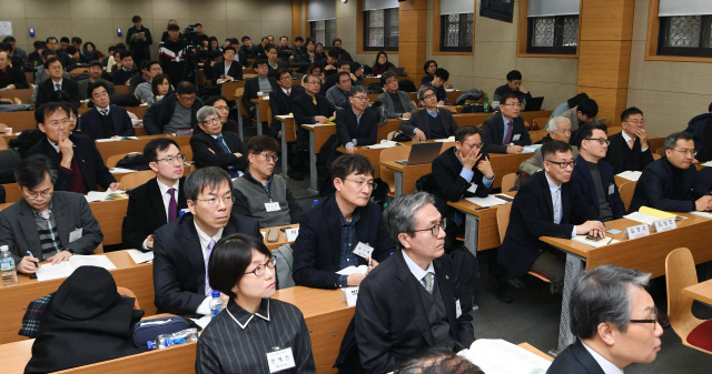 15일 서울 성균관대에서 열린 ‘2019 경제학 공동 학술대회’에서 참가자들이 주제발표를 경청하고 있다.     /이호재기자