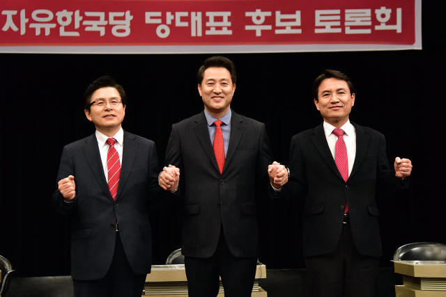 자유한국당 황교안(왼쪽부터), 오세훈, 김진태 당대표 후보가 15일 첫 TV토론회에서 손을 잡고 있다. /연합뉴스