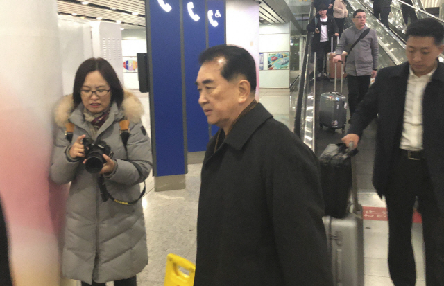 김창선 북한 국무위원회 부장이 베트남 하노이에서 열리는 2차 북미정상회담 실무 준비를 위해 15일 오후 경유지인 중국 베이징 서우두공항에 도착했다./연합뉴스
