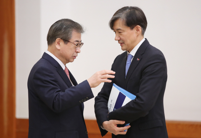 조국(오른쪽) 청와대 민정수석과 서훈 국가정보원장이 15일 청와대에서 열린 권력기관 개혁 전략회의에 앞서 대화를 나누고 있다. /연합뉴스