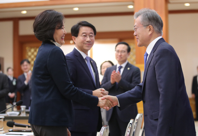 문재인 대통령이 15일 청와대에서 열린 국정원·검찰·경찰 개혁 전략회의에 참석해 국회 사법개혁특별위원장인 박영선 더불어민주당 의원과 악수하고 있다. /연합뉴스