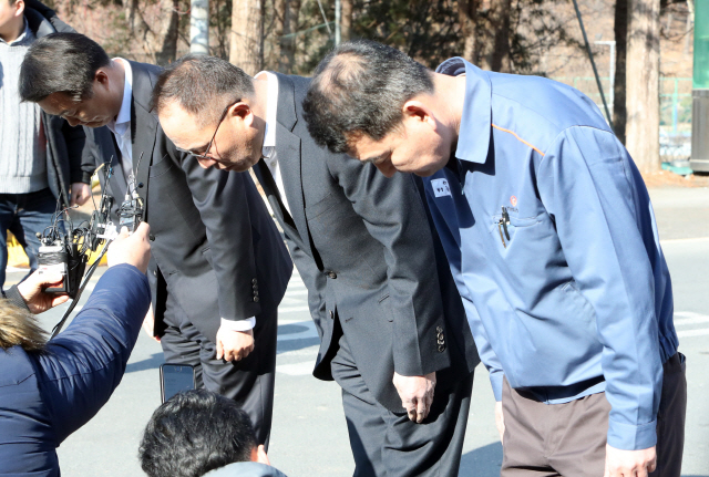 옥경석 한화 화약방산부문 대표이사(가운데)와 회사 관계자들이14일 폭발사고로 3명이 사망한 대전공장 정문에서 기자회견을 하며 숨진 직원들과 유가족에게 애도의 뜻을 전하고 있다./ 연합뉴스