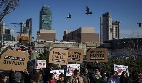 미국 뉴욕 퀸스 롱아일랜드시티에서 14일(현지시간) 세계 최대 전자상거래 업체 아마존의  ‘뉴욕 제2본사’ 계획 백지화를 반기는 활동가들과 주민들이 시위를 벌이고 있다. /AFP연합뉴스
