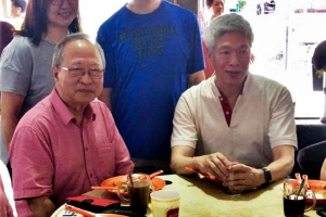 신당 창당 계획을 밝힌 탄첸보크(왼쪽)와 리콴유 전 싱가포르 총리의 차남 리셴양이 지난 2일 포장마차 거리에서 함께 아침 식사를 한 후 사진촬영을 하고 있다. /사진제공=탄첸보크 페이스북