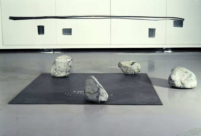 이우환 ‘관계’ 1992년, 돌과 철판의 설치작품, 30x180x140cm /사진제공=국립현대미술관