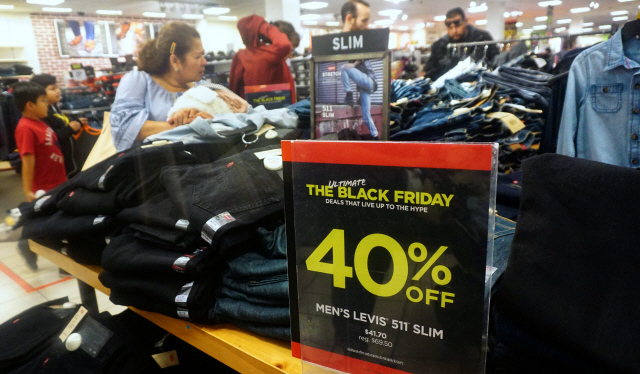 지난해 11월23일(현지시간) 블랙프라이데이를 맞아 미 캘리포니아주 몬테벨로의 한 쇼핑몰을 찾은 사람들이 쇼핑을 즐기고 있다.  /몬테벨로=AFP연합뉴스