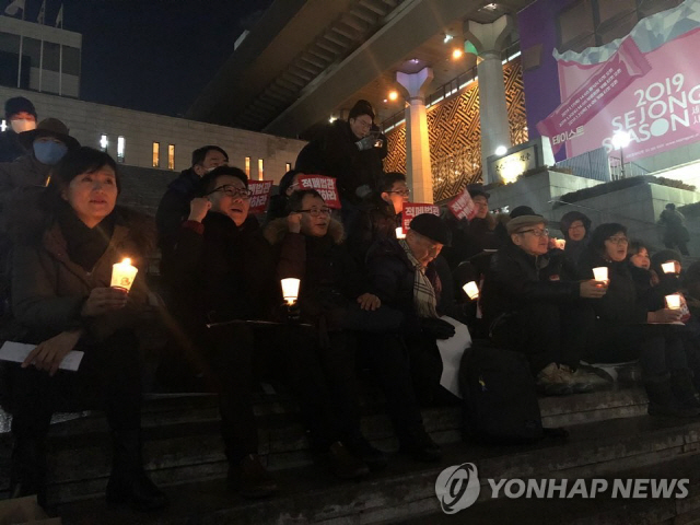 민주노총과 민주사회를위한변호사모임, 참여연대 등으로 이뤄진 ‘양승태 사법농단 대응을 위한 시국회의’는 15일 오후 7시 서울 종로구 세종문화회관 앞 계단 ‘적폐법관 탄핵촉구’ 촛불집회를 열었다./연합뉴스