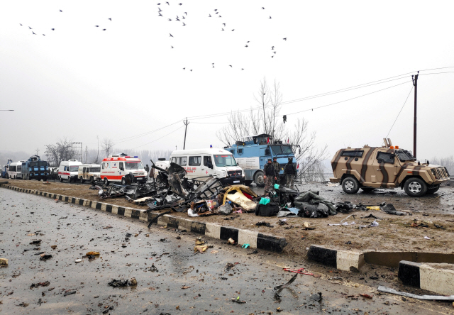 인도령 카슈미르서 차량 폭탄 테러...경찰 최소 36명 숨져