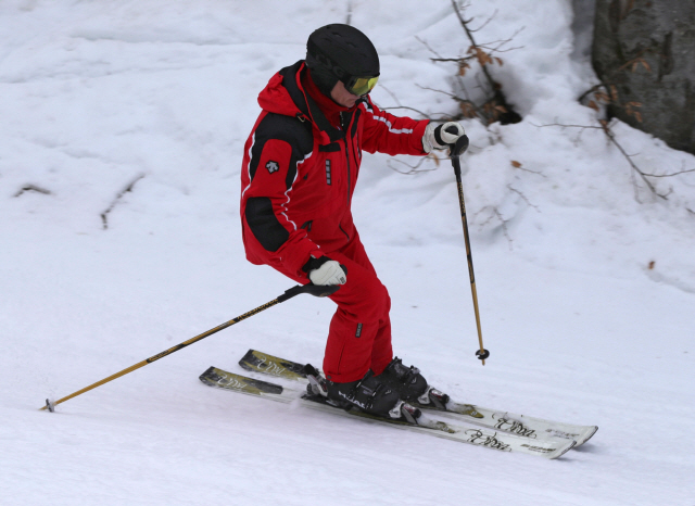 블라디미르 푸틴 러시아 대통령이 14일(현지시간) 러시아 남부 휴양도시 소치 스키장을 찾아 해발 2,000m에서 스키를 즐기고 있다. /EPA연합뉴스