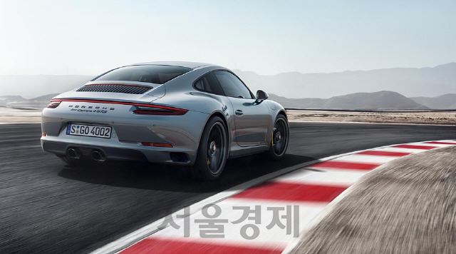[주목!이차-포르쉐 911카레라4 GTS]도로를 움켜쥐듯 달리는 안정감·밸런스…심장 쫄깃
