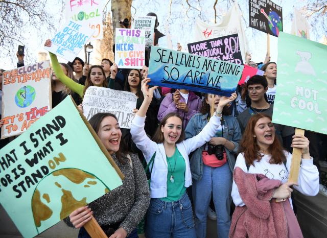 '수업보다 중요해' 영국 초중고교생들 시위 나선 이유는?