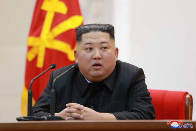 북한 조선중앙통신은 지난 8일 김정은 국무위원장이 71주년 건군절을 맞아 인민무력성을 방문했다고 9일 보도했다./연합뉴스-북한매체