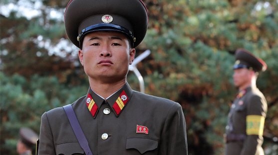 판문점에서 경비를 서고 있는 북한 군인/연합뉴스