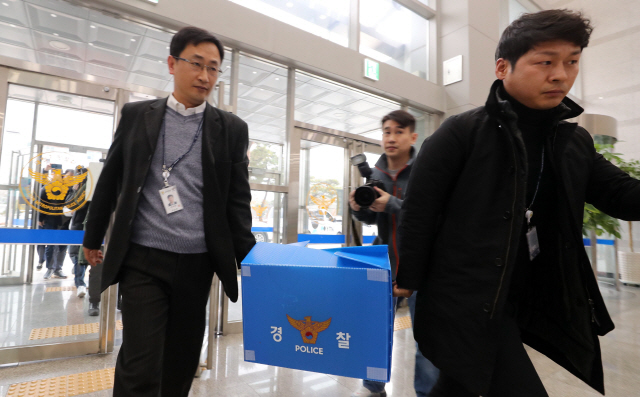 대전지방경찰청 직원들이 15일 폭발사고가 난 한화 대전공장에서 가져온 압수품을 들고 경찰청사 안으로 들어가고 있다./연합뉴스