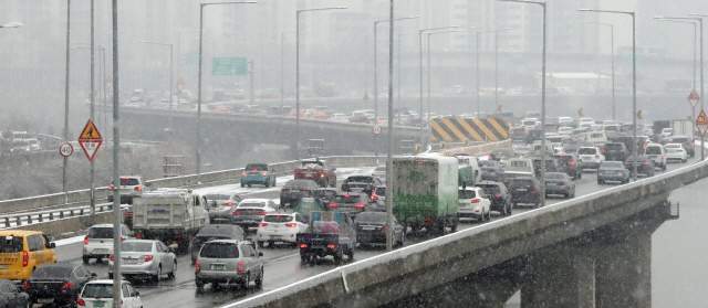 지난 15일 새벽부터 눈이 내리면서 출근시간 일산에서 서울로 들어오는 강변북로가 서행하는 차량으로 극심한 정체를 보이고 있다./연합뉴스