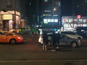 승객들이 17일 오전 12시30분께 서울 서대문구 신촌 일대에서 도로까지 나가 택시를 잡고 있다./김인엽기자