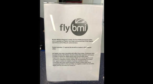 17일 영국 브리스톨 공항에 공지돼 있는 영국 지역 항공사 ‘플라이bmi’ 항공편 취소 통보 안내문. /AP연합뉴스