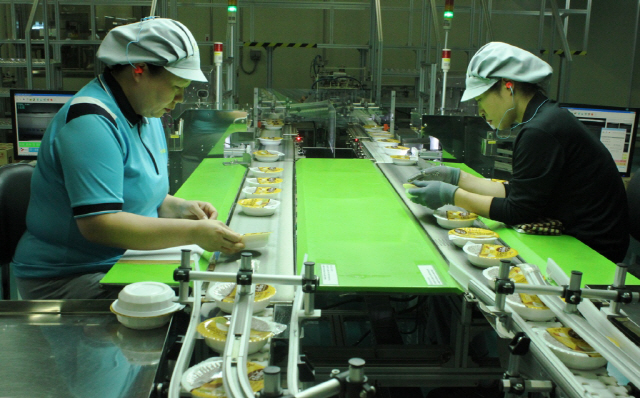 CJ제일제당 직원들이 생산라인에서 햇반을 만들고 있다. CJ제일제당은 연 매출은 적지만 선천성 대사이상 희귀환자를 위한 저단백밥을 생산하고 있다.  /사진제공=CJ제일제당