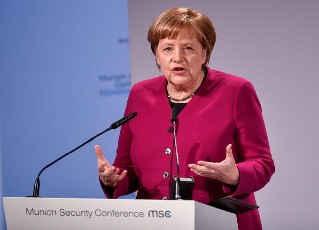 앙겔라 메르켈 독일 총리가 지난 16일(현지시간) 독일 뮌헨에서 열린 뮌헨안보회의에서 연설하고 있다./연합뉴스
