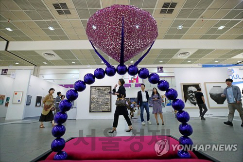 지난해 10월 서울 강남구 코엑스에서 열린 2018 한국국제아트페어(KIAF)에서 관람객들이 전시된 작품들을 감상하고 있다. /연합뉴스