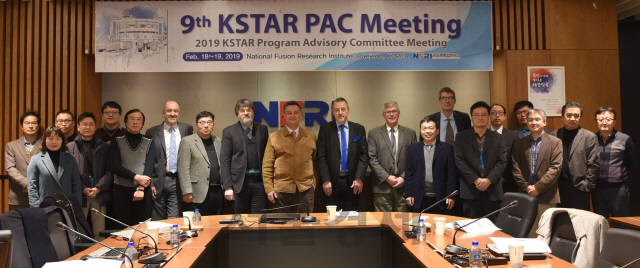 제9회 KSTAR 국제자문위원회의에 참여한 해외 석학 및 KSTAR 연구진이 기념촬영을 하고 있다. 사진제공=국가핵융합연구소