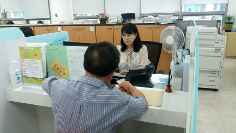한 서울 강서구민이 고용복지플러스센터에서 취업상담을 받고 있다.   /사진제공=강서구