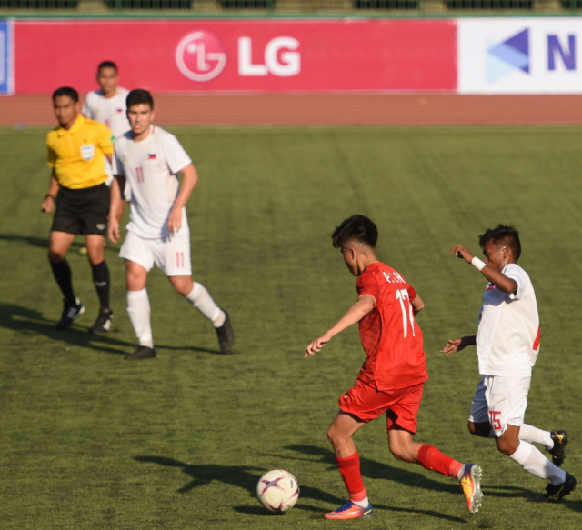 LG전자가 오는 26일까지 후원하는 ‘아세안축구연맹(AFF) U-22’ 개막전에서 베트남과 필리핀 대표팀이 맞붙고 있다. /사진제공=LG전자
