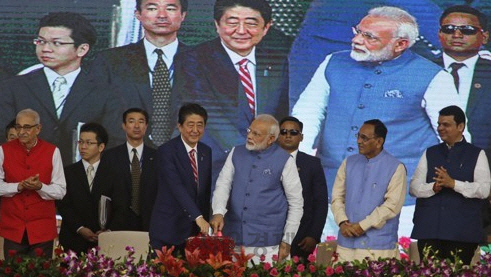 인도 첫 고속열차 개통식에 참석한 모디(오른쪽 네번째) 총리와 아베 신조 일본 총리 /AP연합뉴스