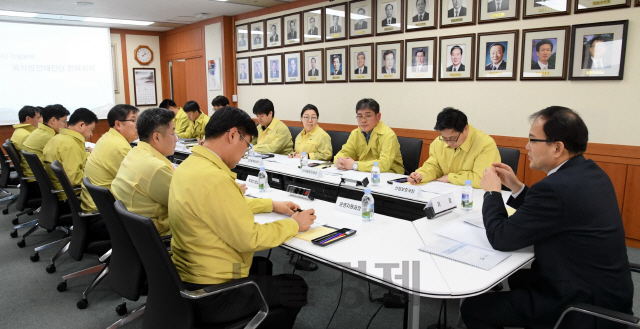 박종호(사진 오른쪽 첫번째) 산림청 차장이 2019년 산림분야 국가안전대진단 전략회의를 주재하고 있다. 사진제공=산림청