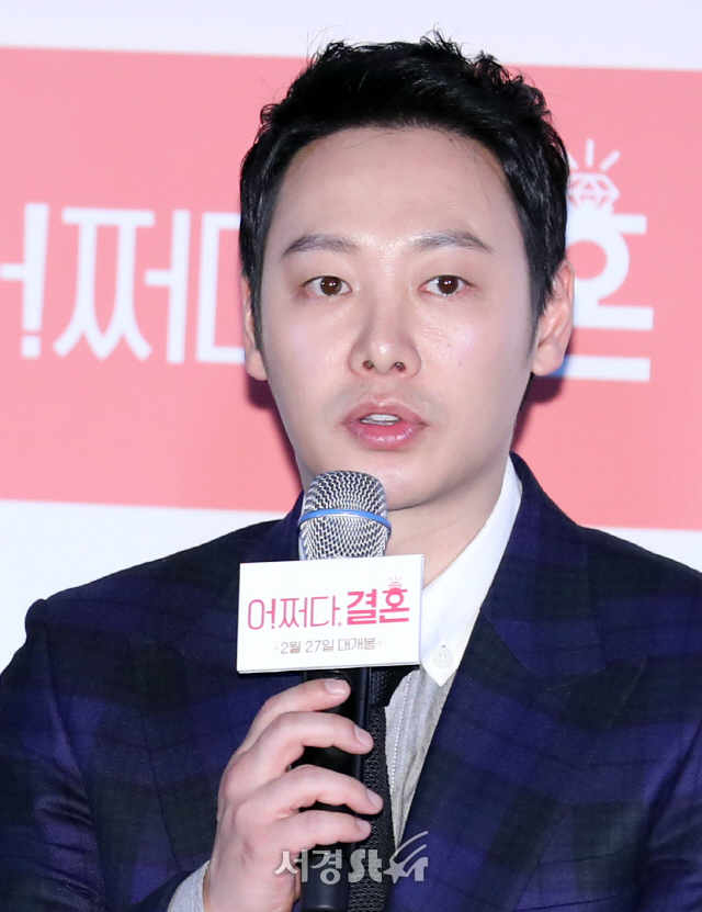 배우 김동욱이 18일 서울 용산구 CGV 용산아이파크몰에서 열린 영화 ‘어쩌다, 결혼’ 언론시사회 및 기자산담회에 참석하고 있다.