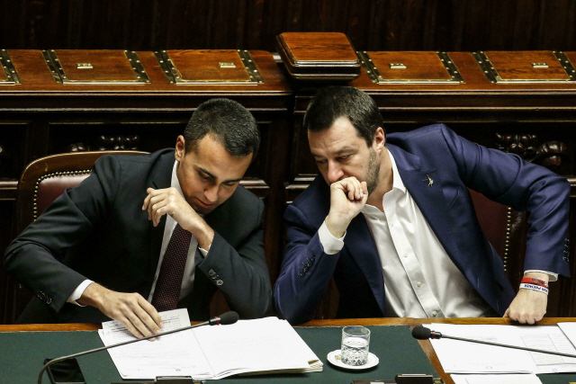 마테오 살비니(오른쪽) 동맹당 대표와 루이지 디마이오 오성운동 대표. /로마=AP연합뉴스