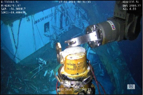 17일(현지시간) 남아프리카공화국 인근 해저에서 발견된 스텔라데이지호의 블랙박스. /사진제공=외교부