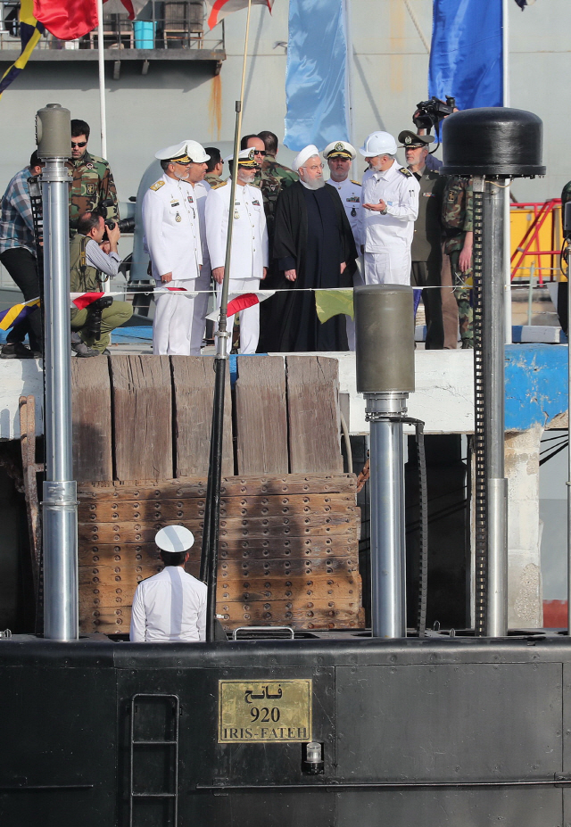 epa07377574 A handout photo made available by Presidential office shows Iranian president Hassan Rouhani (C, black outfit) attending the inauguration of Iranian homemade semi-heavy submarine Fateh (Conqueror), in southern port of Bandar Abbas, Iran, 17 February 2019. Media reported that the submarine has subsurface-to-surface missile with a range of about 2000 kilometers.  EPA/PRESIDENTIAL OFFICE HANDOUT  HANDOUT EDITORIAL USE ONLY/NO SALES      <저작권자(c) 연합뉴스, 무단 전재-재배포 금지>
