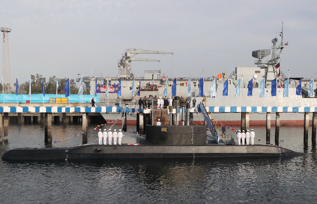 epa07377575 A handout photo made available by Presidential office shows the inauguration of Iranian homemade semi-heavy submarine Fateh (Conqueror), in southern port of Bandar Abbas, Iran, 17 February 2019. Media reported that the submarine has subsurface-to-surface missile with a range of about 2000 kilometers.  EPA/PRESIDENTIAL OFFICE HANDOUT  HANDOUT EDITORIAL USE ONLY/NO SALES      <저작권자(c) 연합뉴스, 무단 전재-재배포 금지>