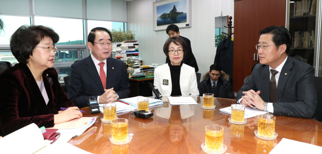 자유한국당 김승희 간사(왼쪽부터), 자유한국당 박명재 위원장, 더불어민주당 권미혁, 바른미래당 이태규 간사가 18일 오전 국회 의원회관에서 여야 3당 윤리특별위원회 회의를 하고 있다. /연합뉴스