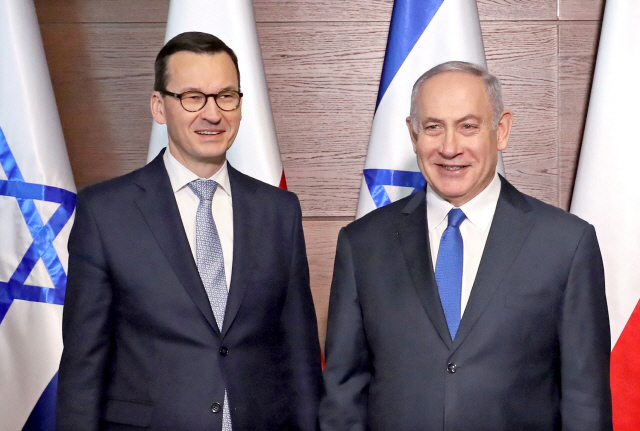 마테우시 모라비에츠키 폴란드 총리(왼쪽)와 베냐민 네타냐후 이스라엘 총리/EPA연합뉴스