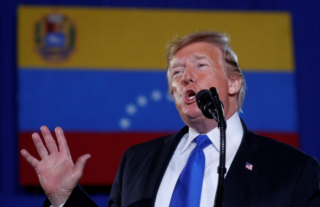 트럼프, 베네수엘라 군부에 “과이도 편에 서라” 압박