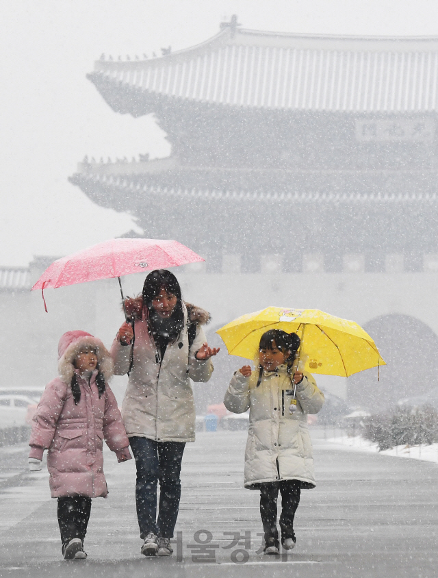 절기상 '우수'인 19일 오전 모녀가 흰 눈이 소복이 쌓인 서울 광화문광장을 걷고 있다. /오승현기자