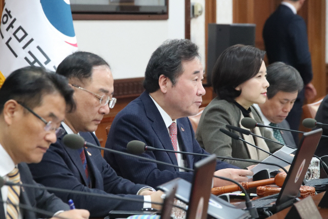 국가보훈처는 19일 정부서울청사에서 이낙연 국무총리 주재로 열린 국무회의에서 이런 내용을 골자로 한 ‘국가유공자 등 단체 설립에 관한 법률’ 등 5개 관련법 개정안이 의결됐다고 밝혔다.  사진은 이낙연 국무총리가 19일 정부서울청사에서 열린 국무회의에 참석한 모습./연합뉴스