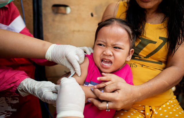 필리핀 마닐라에서 한 어린이가 홍역 예방 접종을 하고 있다. /마닐라=AFP연합뉴스