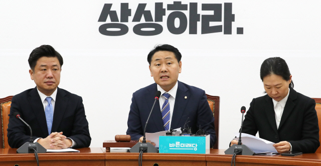 김관영 바른미래당 원내대표(가운데)가 19일 오전 국회에서 열린 원내대책회의에서 발언하고 있다./연합뉴스