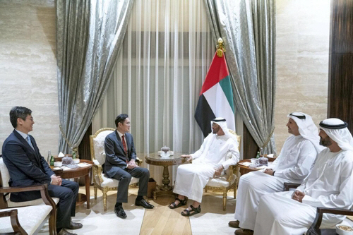 이재용 삼성전자 부회장이 지난 11일 아랍에미리트(UAE)에서 무함마드 빈 자이드 알나하얀 왕세자를 만날 당시 모습. /서울경제DB