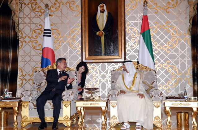 지난해 3월 24일 문재인 대통령이 아랍에미리트의 아부다비 왕실공항에 도착해 알 마즈루이 아랍에미리트연합(UAE) 에너지 장관과 환담하고 있다./연합뉴스