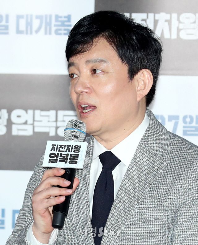 배우 이범수이 19일 서울 용산구 CGV 용산아이파크몰에서 열린 영화 ‘자전차왕 엄복동’ 언론시사회에 참석하고 있다.